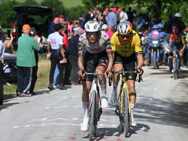 Van Aert toont emoties in Siena na één van de mooiste zeges in carrière