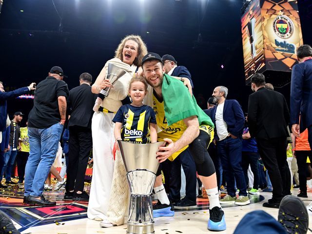 Nicolò Melli festeggia l'Eurolega. 