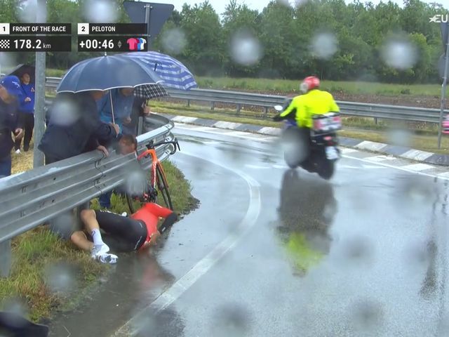 Dérapage incontrôlé : la chute de Joshua Tarling (INEOS Grenadiers ...