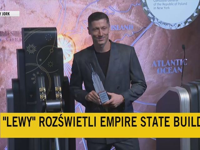 Robert Lewandowski z modelem Empire State Building - Football video ...