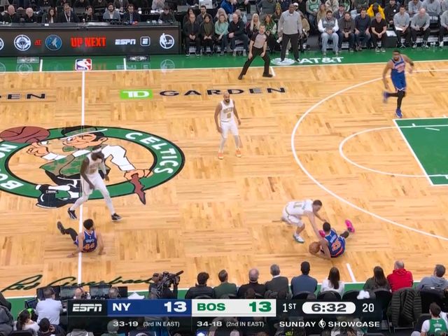Se det her: Landry Shamet og og Mikal Bridges roder rundt på gulvet ...