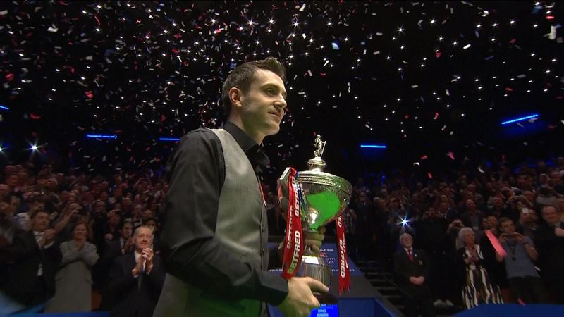 Mark Selby'nin şampiyonluk serisi ve Leicester bayraklı kutlaması