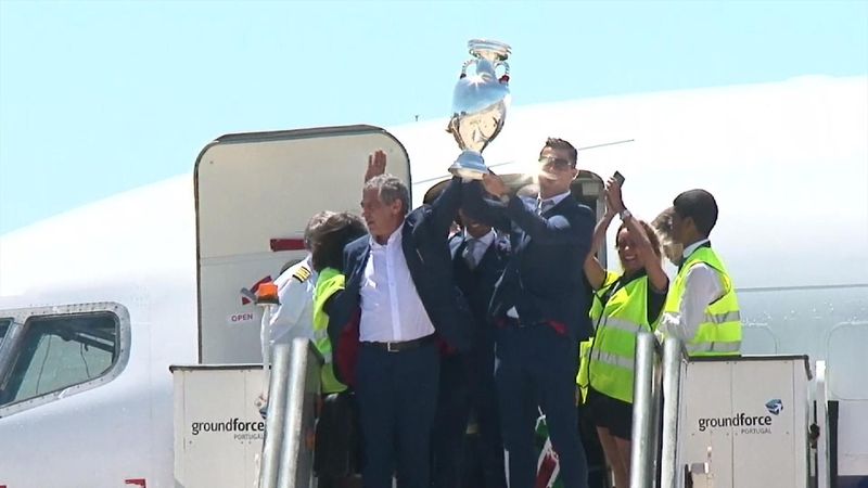 Thousands of fans greet Portugal on return to Lisbon