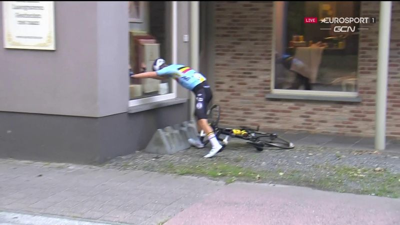 ¡Pudo acabar en desgracia! Un ciclista belga evita un accidente contra la pared