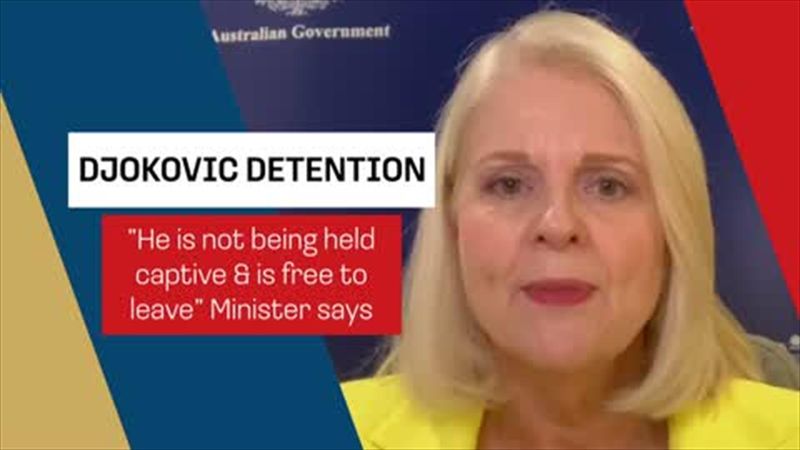 'Djokovic wordt niet gevangen gehouden' - Australische minister over situatie Djokovic