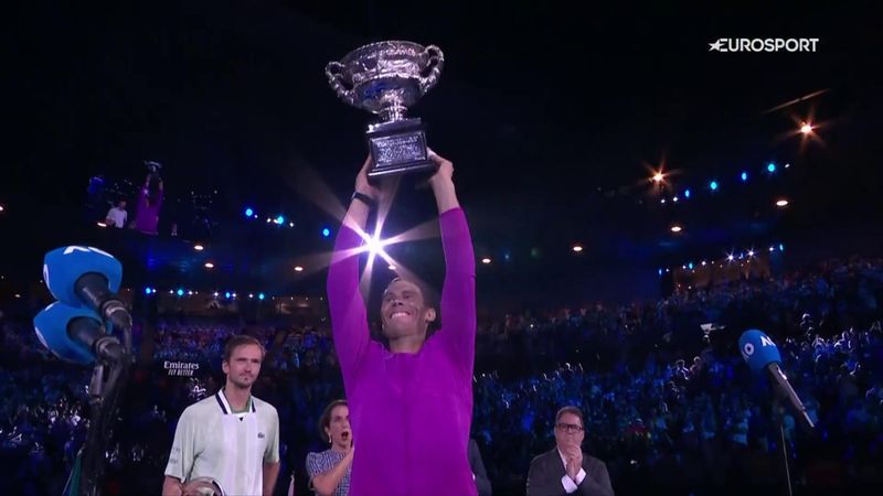 Nadal solleva il trofeo: tutti in piedi alla Rod Laver Arena!