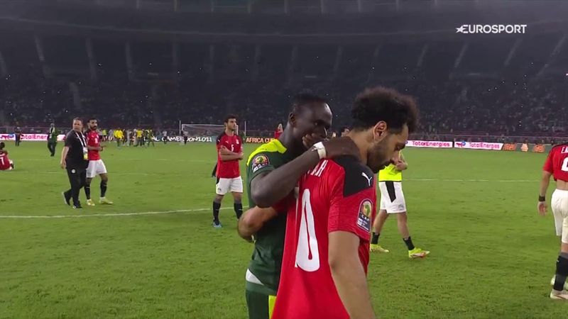 Il bel gesto di Mané e Koulibaly: vanno a rincuorare Salah e gli altri avversari