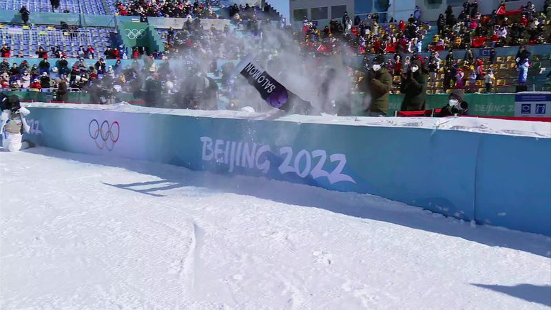 Snowboard (M) | La china Ge Rong no calculó bien la frenada y... ¡Contra las protecciones!