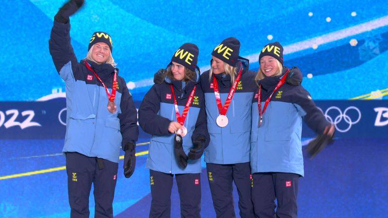 Esquí de fondo (M) | Lo nunca visto en un podio: Frida Karlsson 'niega' su medalla