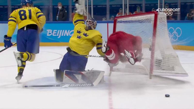 Beijing 2022 | Russische ijshockeyer probeert zichzelf te scoren en botst met goalie