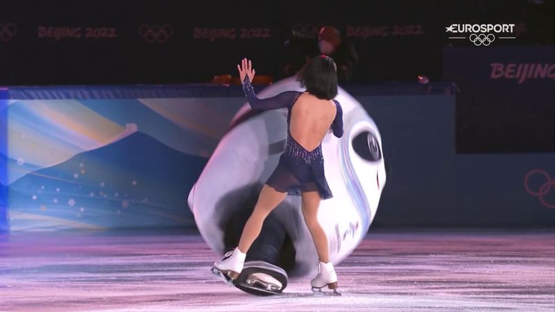 ‘Oops! All over the place!’ – Skater cleans out mascot at figure skating gala