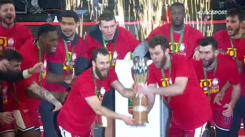 Melli e Rodriguez alzano il trofeo, scatta la festa dell'Olimpia Milano