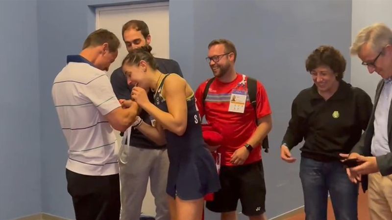 ¡Qué mala suerte! Carolina Marín rompe la medalla de oro en plena celebración