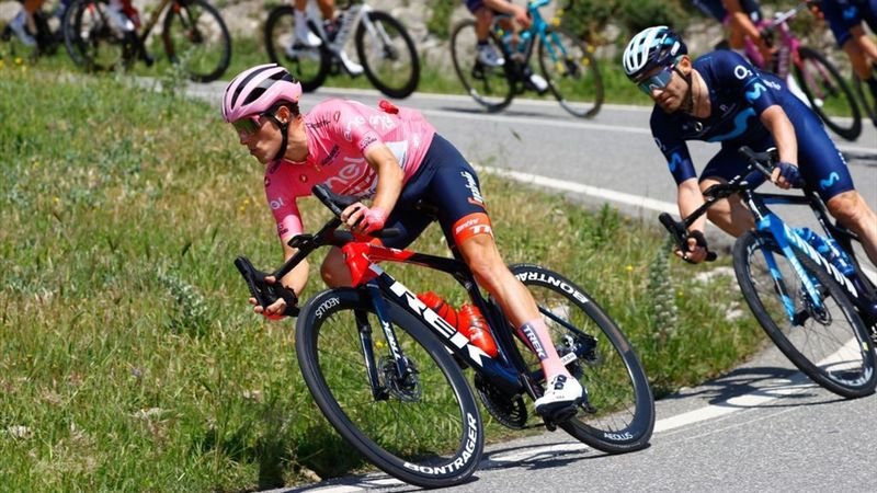 La película de la segunda semana del Giro: Juanpe honrando el rosa y el show de Carapaz en Turín