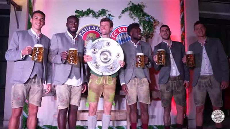 Mit Schale und Maß: FC Bayern feiert die Meisterschaft