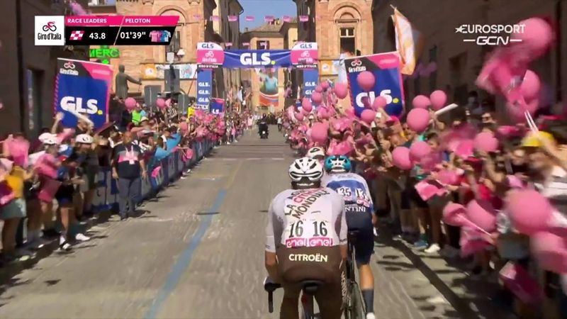 Érzelmes pillanatok: Így fogadták a Giro mezőnyét Scarponi szülővárosában