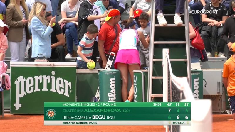 Roland Garros | Irina-Camelia Begu knuffelt met kind dat racket tegen zijn hoofd kreeg
