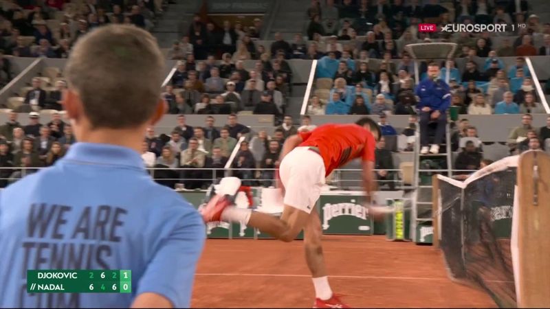 Djokovic, gest de frustrare, după un voleu ratat! A "rupt" fileul cu racheta și a fost taxat de fani