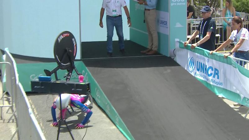 ‘Rider off the side!’ – Hajkova falls off starting podium at the Giro Donne