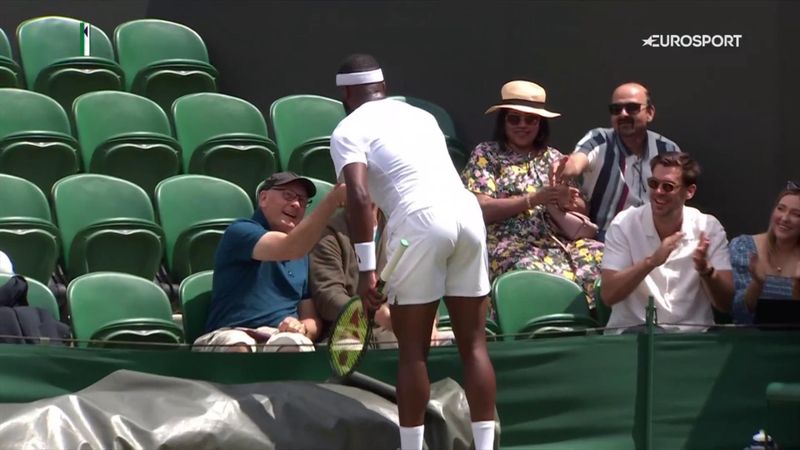 Wimbledon | Het publiek krijgt een korte meet & greet met Tiafoe tijdens de wedstrijd