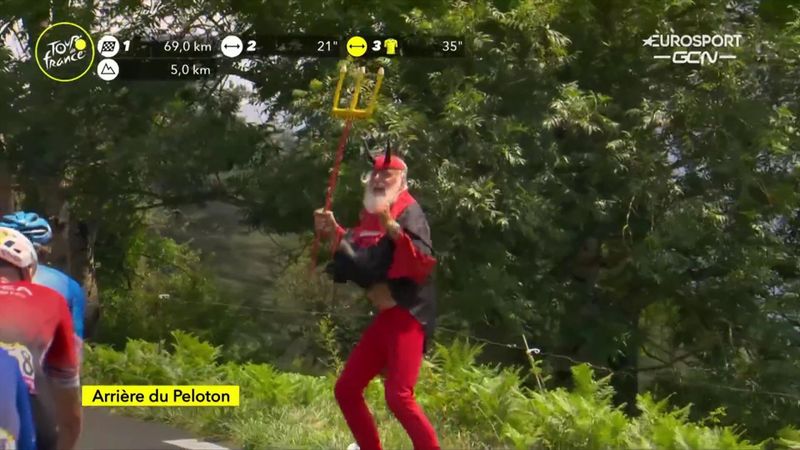 Watch as Didi the Devil cheers on the riders during Stage 17