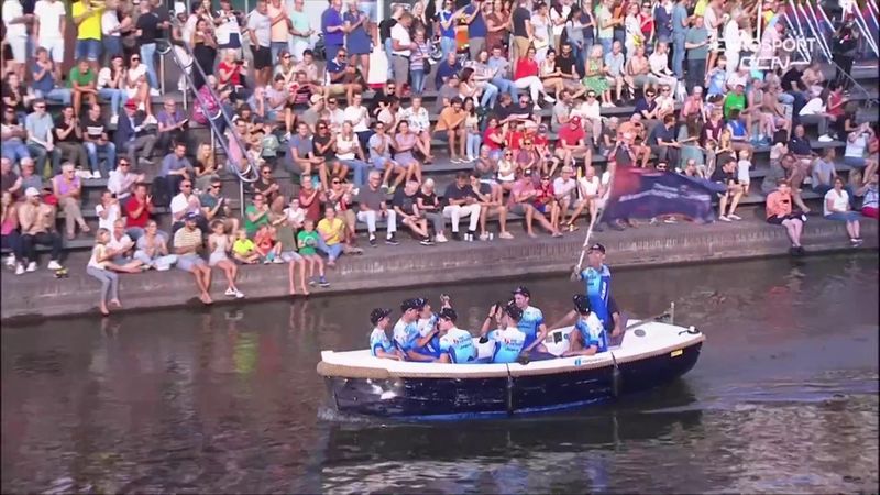 Presentazione chic: i corridori vanno via in barca per i canali di Utrecht