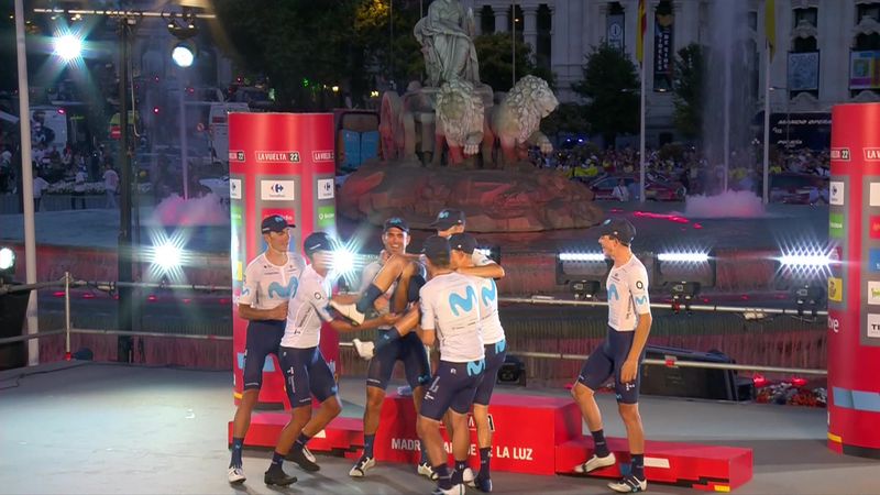 El precioso homenaje a Alejandro Valverde en el podio: maillot de oro, arcoíris y manteado