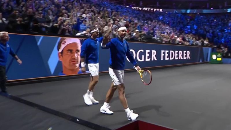 Impresionante imagen de todo el público en pie para ovacionar a Federer y Nadal en su salida a pista