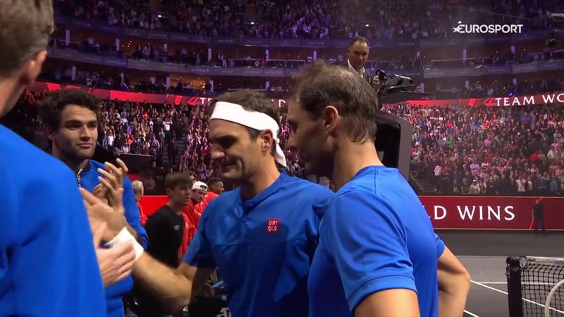 Federer commosso: l'abbraccio con Nadal e i compagni del Team