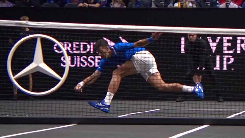 Voller Einsatz: Djokovic rettet Ball mit Flugeinlage - doch Sock bleibt cool