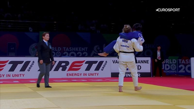 WK Judo | Sanne van Dijke pakt brons en draagt geblesseerde tegenstander van de tatami