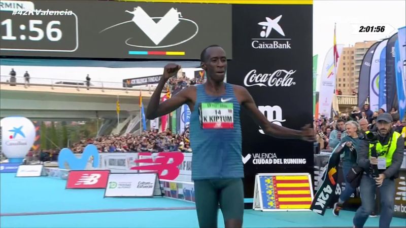 Marathon | Kelvin Kiptum loopt in Valencia bij debuut gelijk de vierde tijd ooit