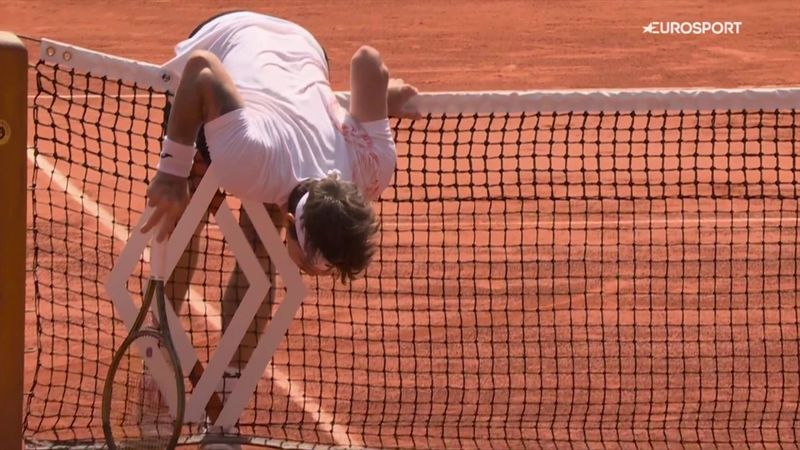 'Oh dear!' - Seyboth Wild falls over the net after Medvedev drop shot