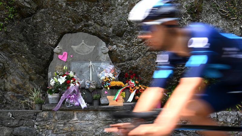 Onze ans après le drame, le peloton est passé devant la stèle de Wouter Weylandt