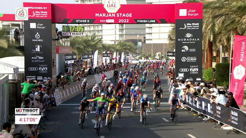 UAE Tour | Jasper Philipsen sprint met overmacht naar nieuwe ritzege, Olav Kooij knap tweede