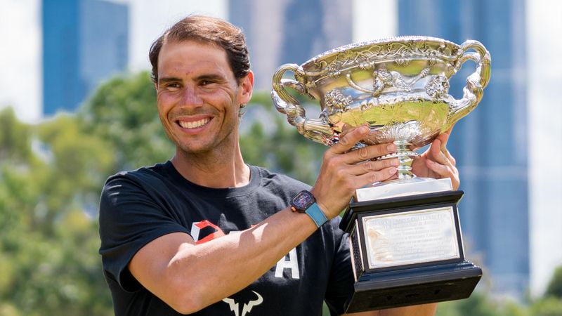 Nadal posa con el trofeo de campeón y envía un buen consejo a Medvedev para el futuro