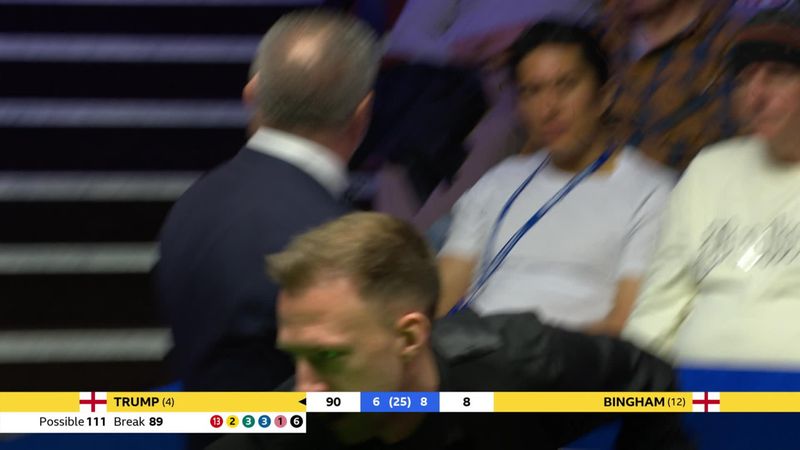 ¡Eso es 'trumpa'! Judd Trump vacila al árbitro en plenos cuartos de final del Mundial