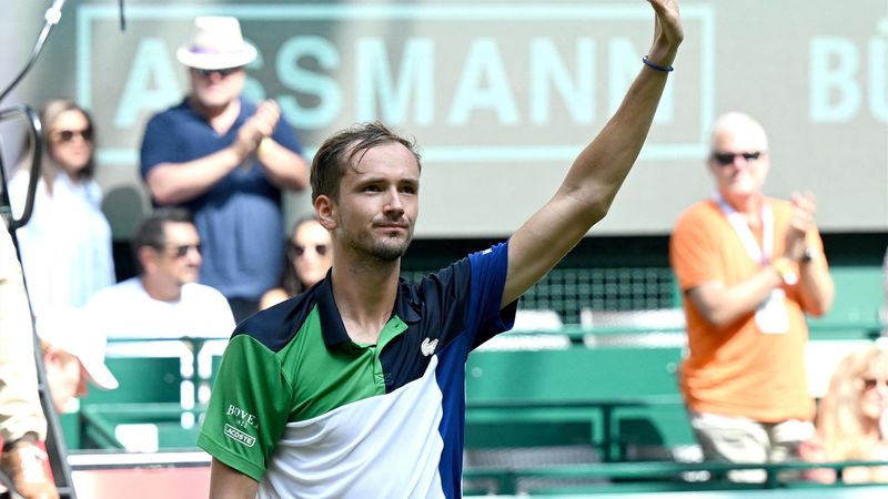 Medvedev döntős Halléban, Osaka visszalépett Wimbledontól, Pinot szökésből nyert