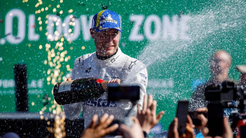 Formule E | Regerend wereldkampioen De Vries pakt overwinning in eerste race e-Prix Berlijn