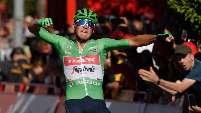 La Vuelta | Bekijk in samenvatting hoe Pedersen voor de derde keer naar winst sprint