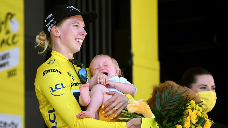 Kuriose Ehrung: Wiebes präsentiert Gelb mit schreiendem Baby auf dem Arm
