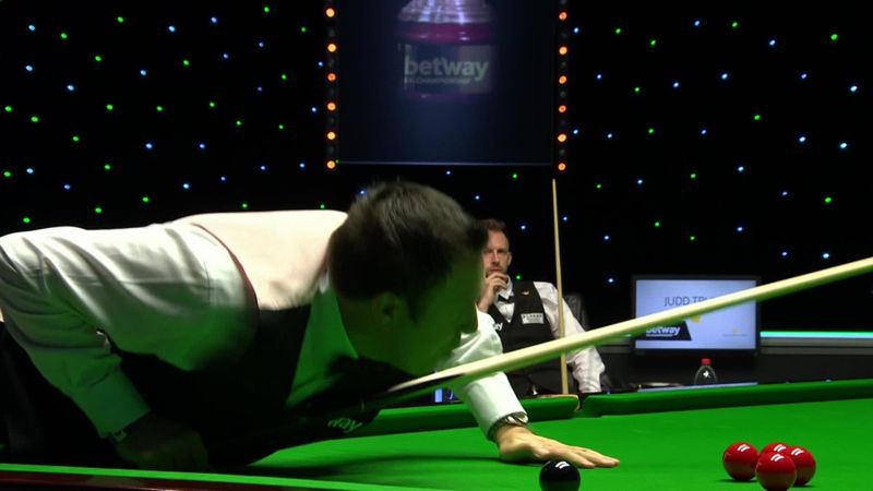 'Steady Dom!' Dominic Dale has trouble getting his leg up as tricky shot causes problems