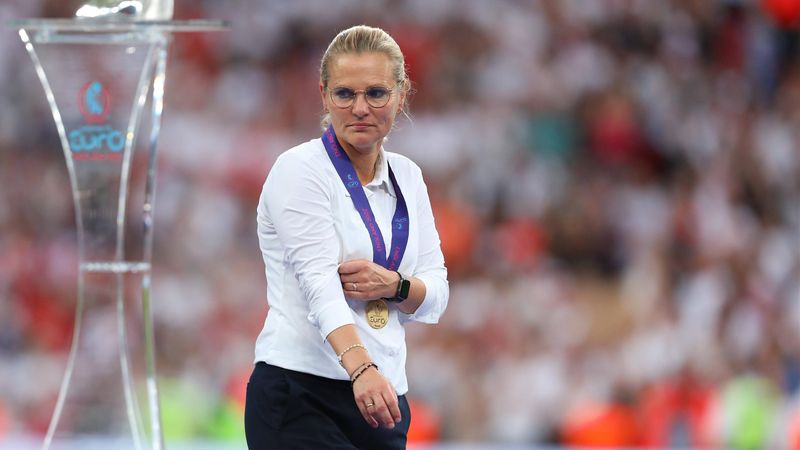 Gruß an verstorbene Schwester: England-Trainerin erklärt Geste