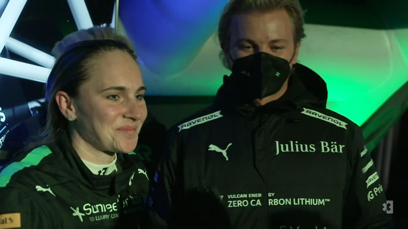 Sieg in der Extreme E: Teamchef Rosberg feiert Pilotin Taylor