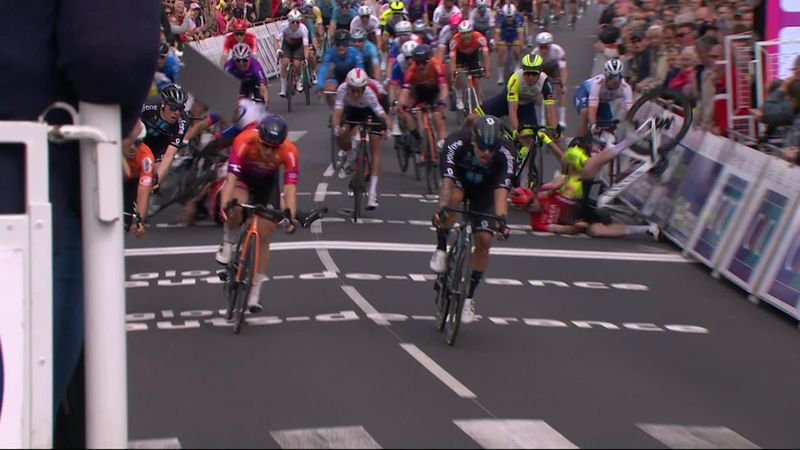 'Nobody likes to see that!' - Big crash at finish line of 4 days of Dunkirk Stage 1
