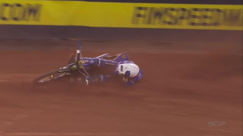 Zmarzlik crashes on the first corner in heat 15 and Przedpelski is excluded