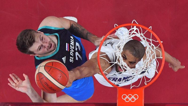 Óriási blokk miatt maradtak le a parádézó Dončićék az olimpiai döntőről