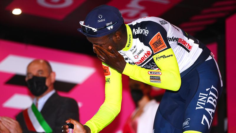 Szemre vigyázni! - Pezsgősdugó miatt került kórházba a Giro-szakaszgyőztes