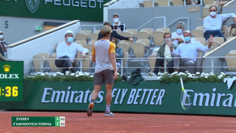 Lucky no injury - Fan catches racket thrown by angry Davidovich Fokina