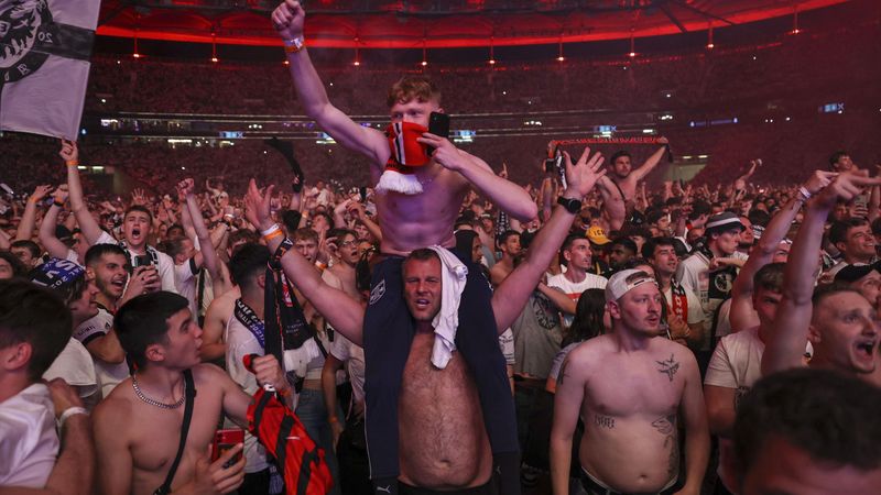 Borré verzückt Frankfurt: Eintracht-Fans eskalieren nach Ausgleich